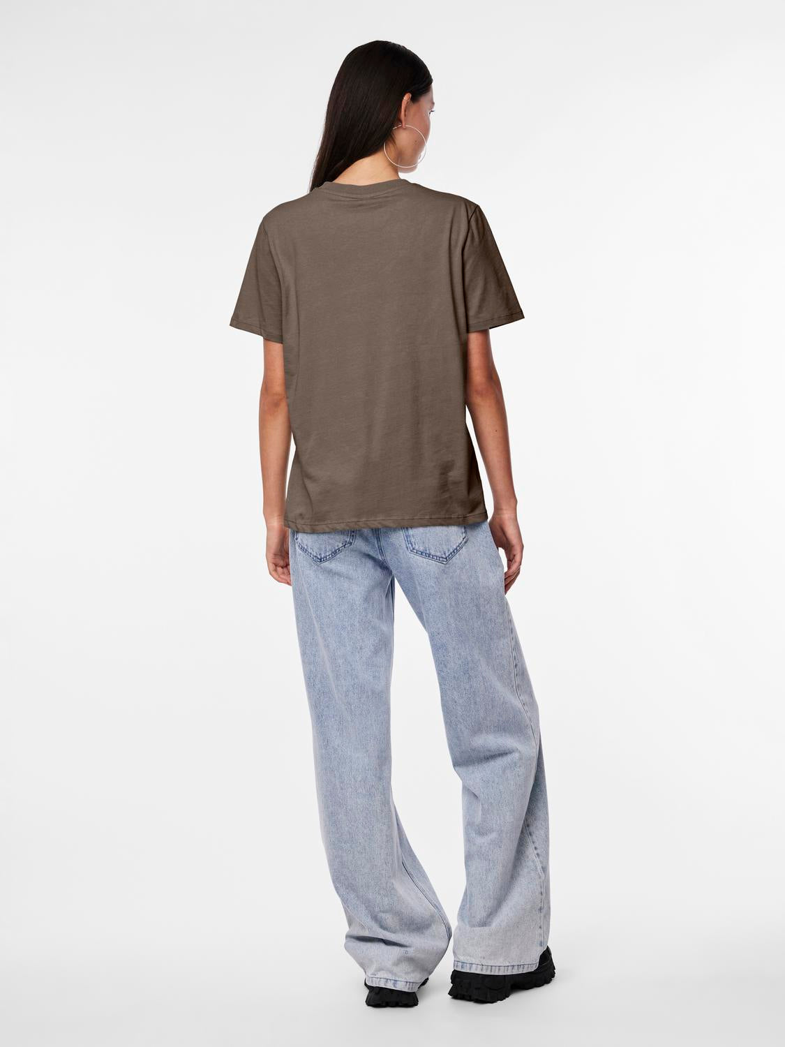 model_shot-back